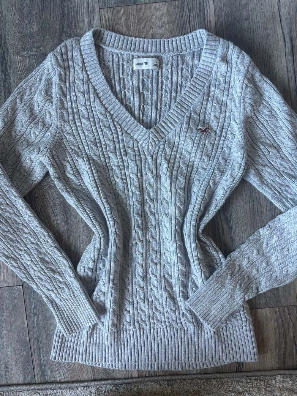 Hollister Light Grey Cable-Knit Icon V-Neck Sweater Size Medium Women’s
